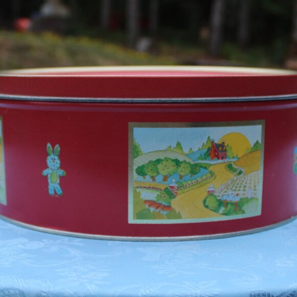 Rustic Round Metal Container with Heartwarming Family Imagery - ECU - Picture 6 of 8